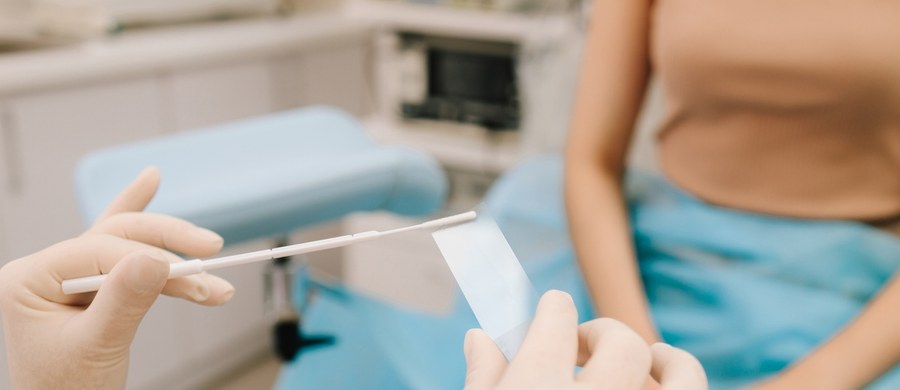 Styczeń powoli dobiega końca – warto więc przypomnieć o tym, że jest to Miesiąc Świadomości Raka Szyjki Macicy, jednego z najczęściej diagnozowanych nowotworów wśród kobiet. Co roku, diagnozę słyszy ok. 2 500 Polek - aż blisko połowa z nich umiera. Tymczasem wcale nie musi tak być, ponieważ to jeden z nielicznych nowotworów, któremu można skutecznie zapobiegać dzięki profilaktyce i wczesnemu wykrywaniu.