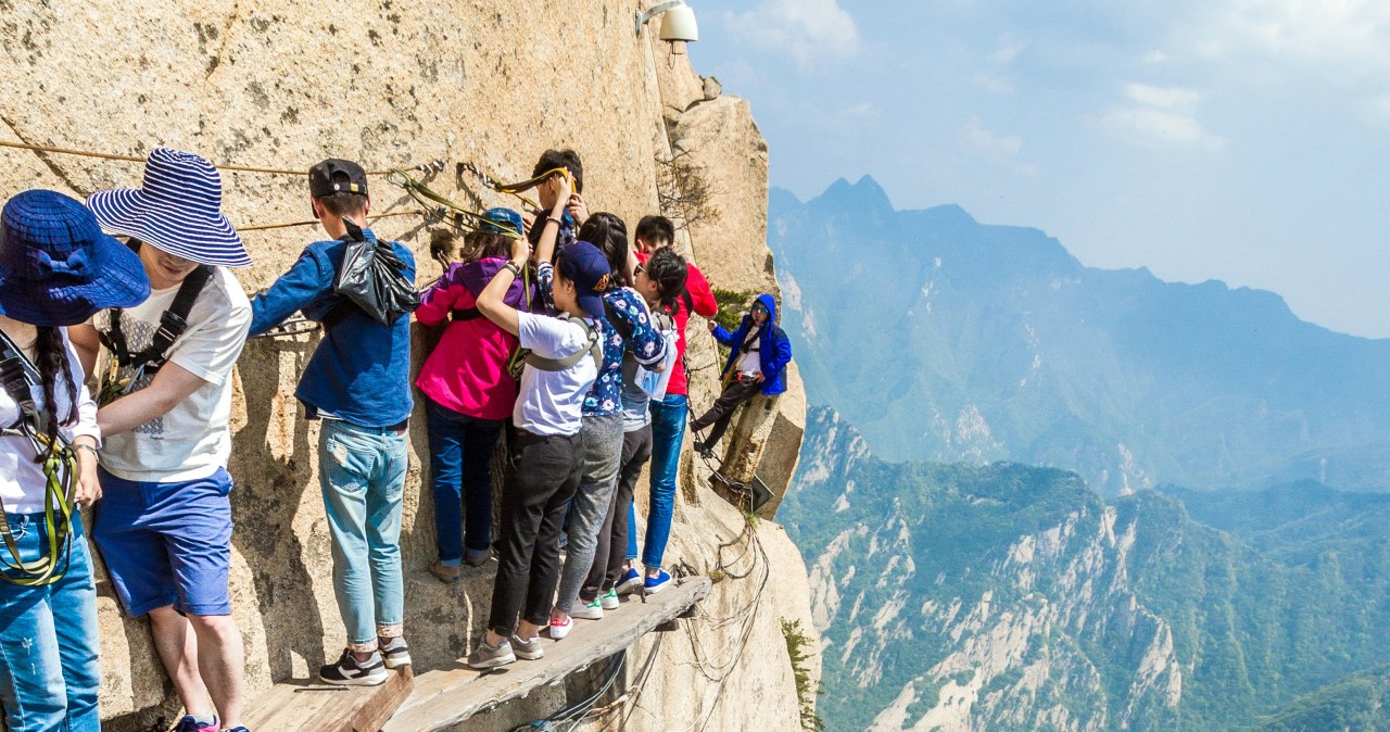 Turyści ciągną tu tysiącami. Jeden zły krok grozi śmiercią