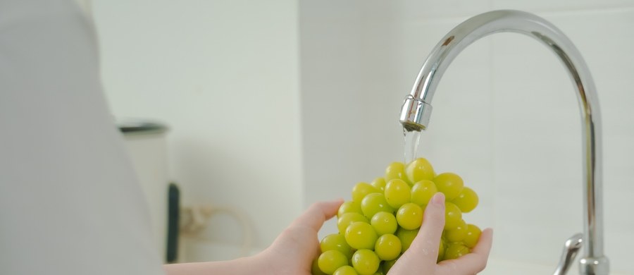 Czerwone, białe, fioletowe – słodkie kulki doskonale komponujące się ze słodyczami i z serami. Mają wiele witamin, składników odżywczych i mineralnych - ale też przeciwskazania do tego, żeby je jeść. Lista osób, które powinny ich unikać jest krótka, ale warto się z nią zapoznać.