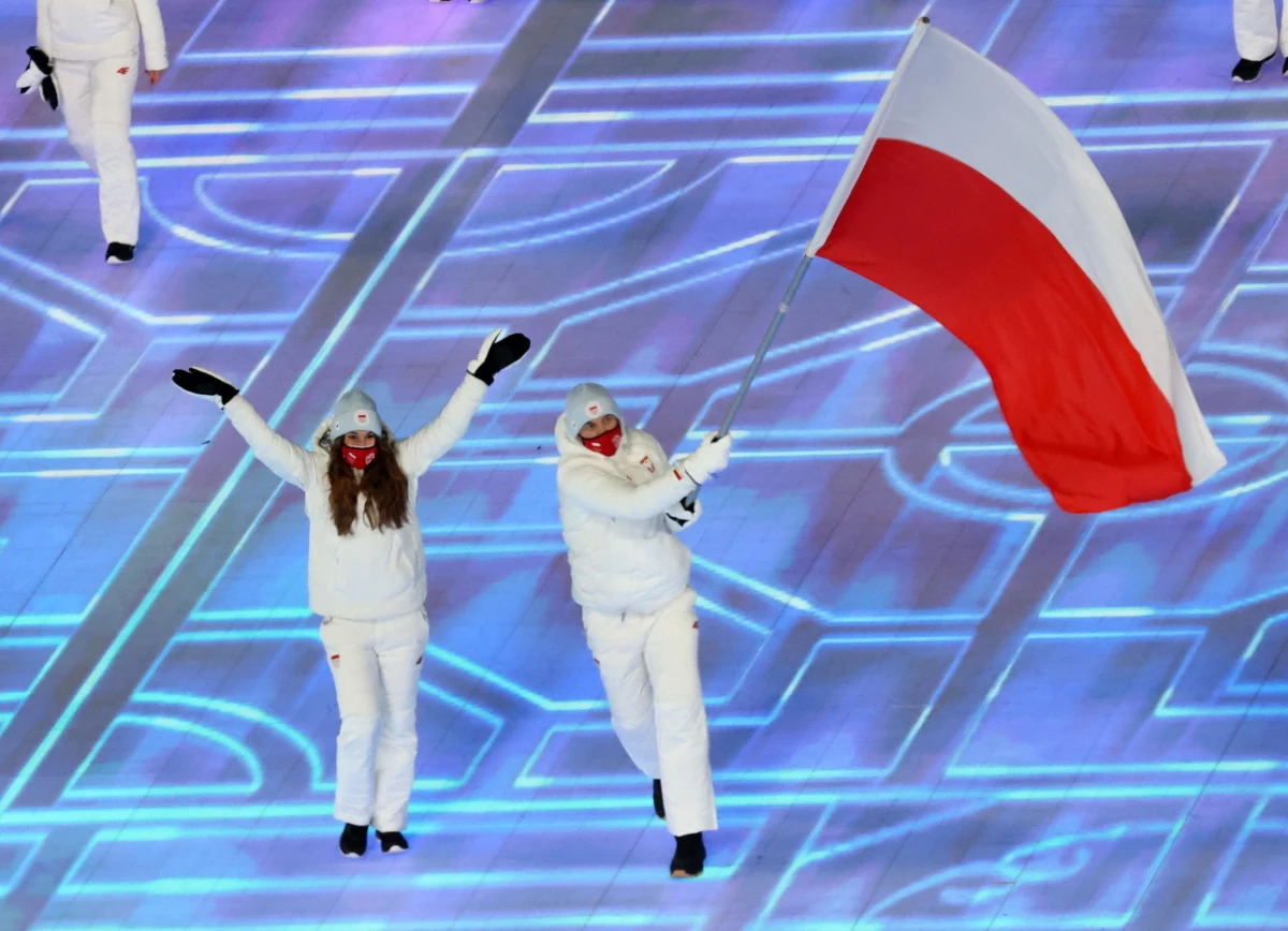 ​Zarząd PKOl zatwierdził 60-osobowy skład reprezentacji Polski na zimowe igrzyska olimpijskie w Mediolanie i Cortina d'Ampezzo​ - poinformował Radosław Piesiewicz. Skoczek narciarski Kamil Stoch i panczenistka Natalia Czerwonka będą chorążymi reprezentacji Polski.