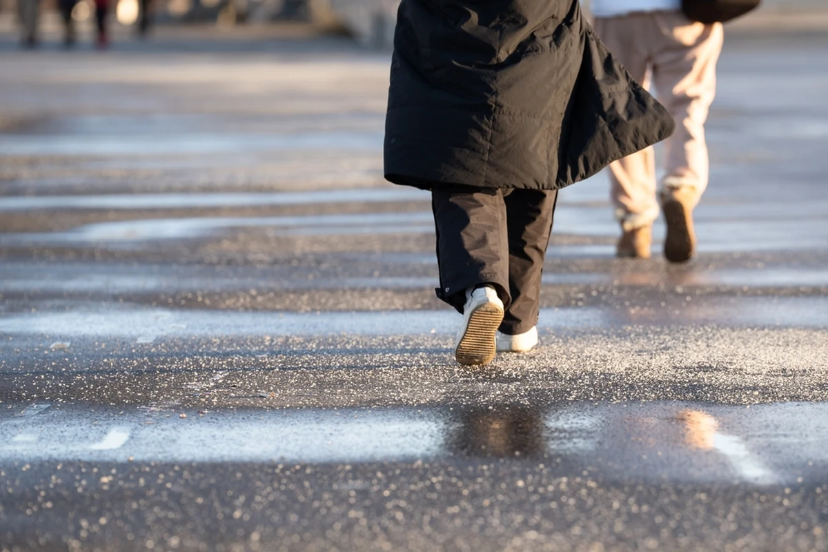 Karetki na Pomorzu nie nadążają z interwencjami. Jak informuje dziennikarz RMF FM Stanisław Pawłowski, liczba zgłoszeń rośnie lawinowo, a powodem jest gołoledź.