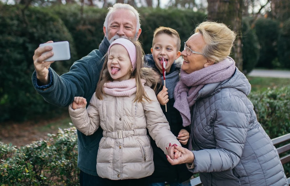 Regularna opieka nad wnukami może mieć pozytywny wpływ na kondycję umysłową osób starszych - wskazują najnowsze badania zespołu z Uniwersytetu w Tilburgu. Wyniki opublikowane w renomowanym czasopiśmie "Psychology and Aging" sugerują, że zaangażowanie dziadków w życie najmłodszych członków rodziny nie tylko wspiera rodzinę i społeczeństwo, ale również przynosi wymierne korzyści samym seniorom.