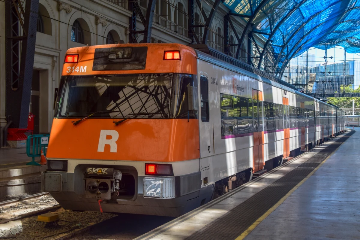 Katalońska sieć kolejowa Rodalies od kilku dni zmaga się z poważnymi zakłóceniami, które doprowadziły do paraliżu komunikacyjnego w regionie. Minister transportu Hiszpanii nie wyklucza, że za poniedziałkową awarią mogą stać sabotaż lub cyberatak. Problemy dotknęły setki tysięcy pasażerów i sparaliżowały ruch w Barcelonie i okolicach.