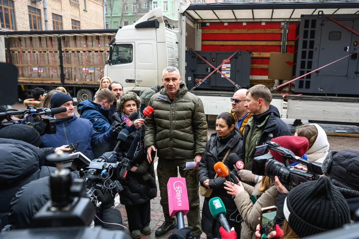 Pierwsza partia 230 generatorów prądu zakupionych w ramach kampanii "Ciepło z Polski dla Kijowa" dotarła już do stolicy Ukrainy. Dzięki hojności Polaków udało się zebrać ponad 7,6 mln złotych, a zbiórka trwa nadal. Sprzęt pomoże mieszkańcom Kijowa i innych regionów Ukrainy przetrwać zimę w obliczu rosyjskich ataków na infrastrukturę energetyczną.