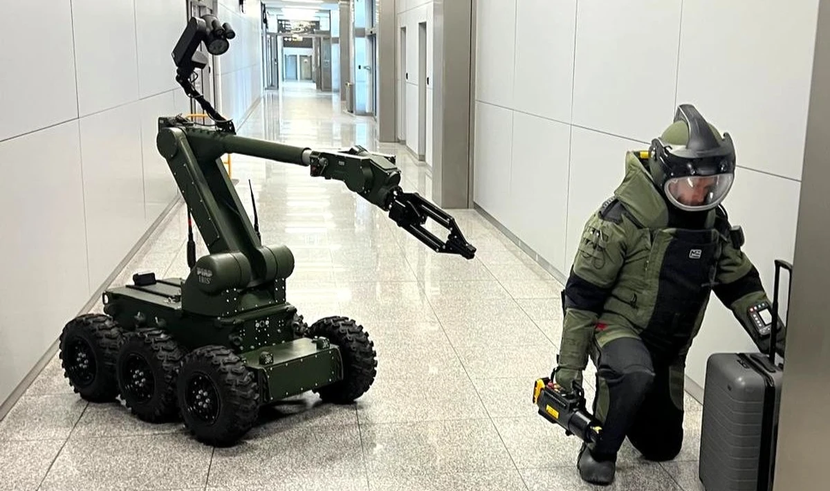 65-letni Portugalczyk postanowił "dowcipnie" odpowiedzieć na pytanie ochrony lotniska w krakowskich Balicach o zawartość bagażu. Żart o bombie został potraktowany bardzo poważnie przez pracowników lotniska, którzy wezwali funkcjonariuszy Zespołu Interwencji Specjalnych Straży Granicznej.