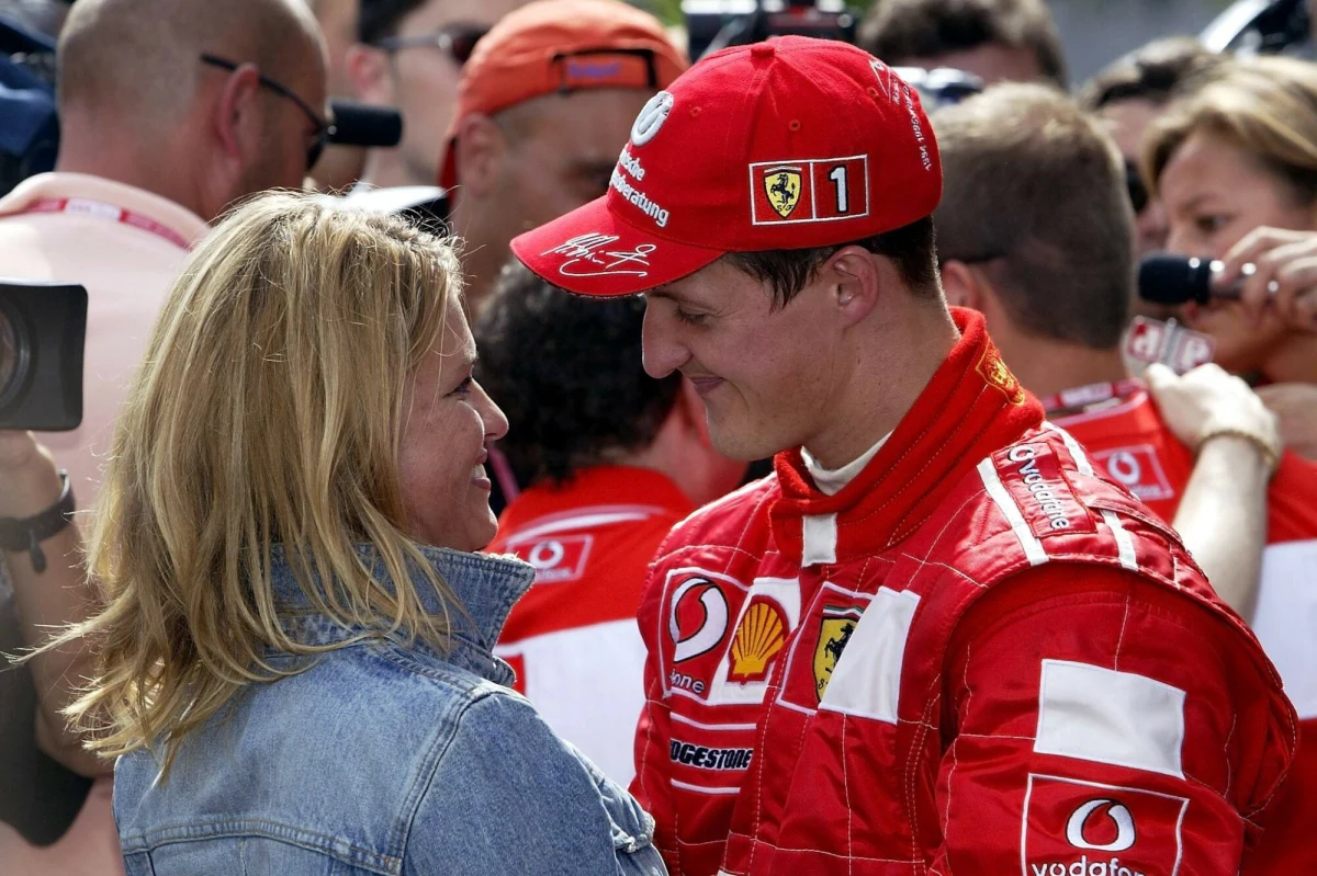 Michael Schumacher nie jest już przykuty do łóżka. Porusza się w domu na wózku inwalidzkim z pomocą personelu medycznego - ujawnił brytyjski "Daily Mail". Legendarny kierowca Formuły 1, jeden z najbardziej utytułowanych zawodników, 12 lat temu doznał poważnego urazu głowy podczas jazdy na nartach. Przez pół roku był w śpiączce farmakologicznej.