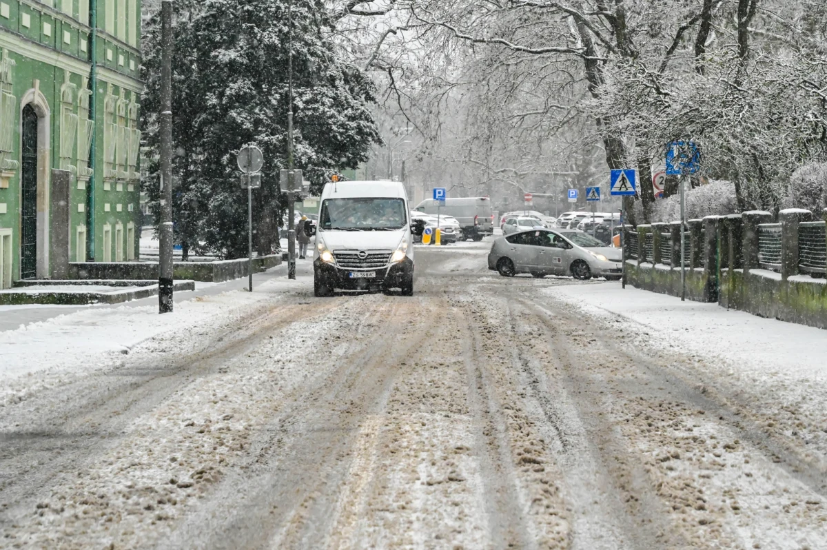 Z powodu opadów marznącego deszczu i gołoledzi warunki na drogach województwa zachodniopomorskiego są bardzo trudne. Do godz. 20.00 w regionie doszło do 186 kolizji drogowych. Władze samorządowe, m.in. Szczecina czy Świnoujścia, apelują o niewychodzenie z domów i niekorzystanie z samochodów. Tymczasem z powodu oblodzenia trakcji szczecińskie tramwaje nie kursują od poniedziałkowego przedpołudnia.