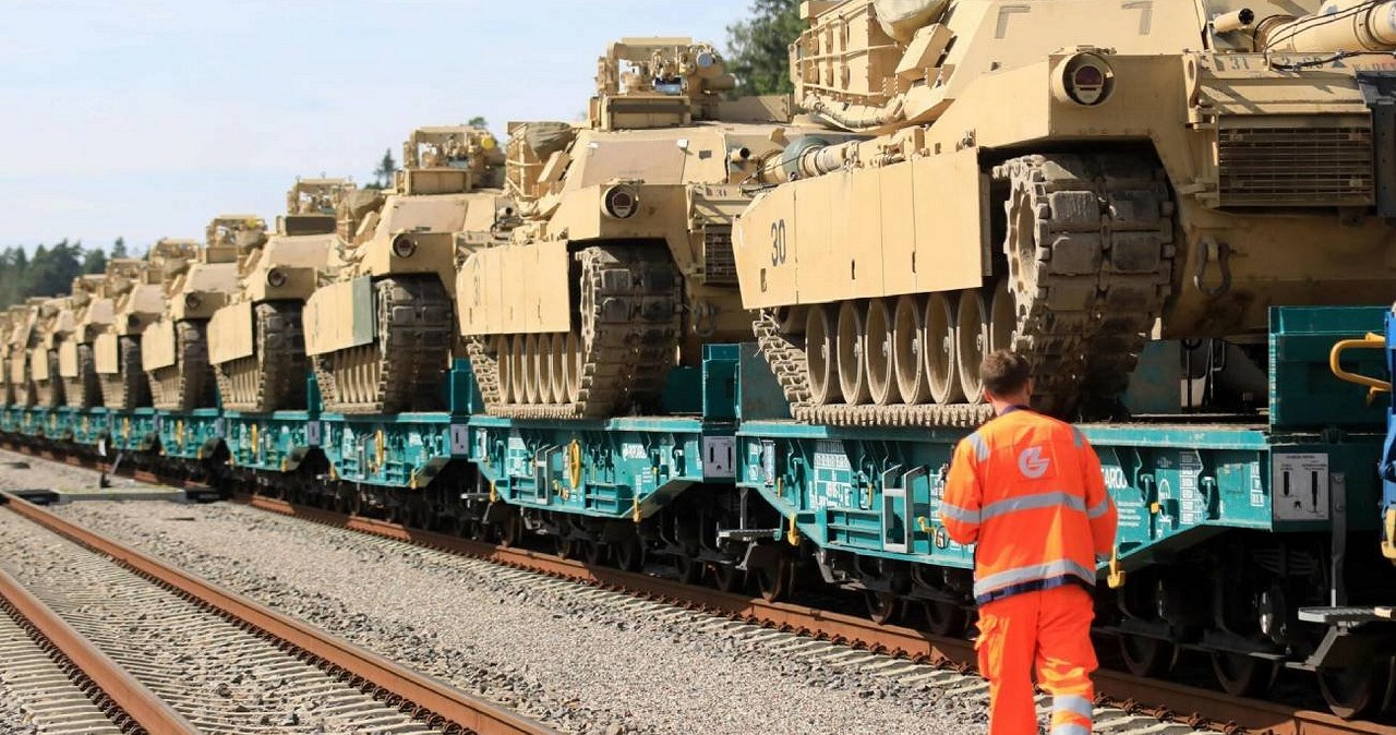 Ogromny transport amerykańskich czołgów w Europie. Ma to jeden cel