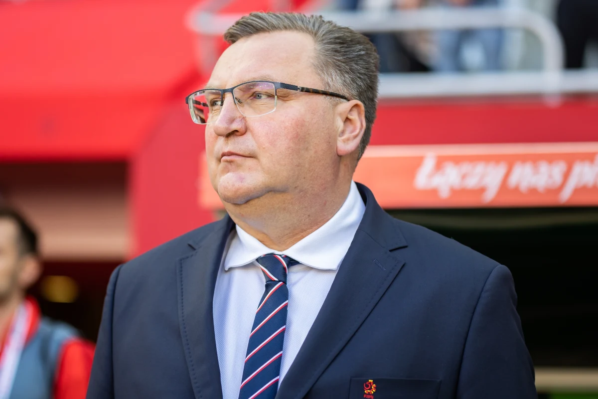 Czesław Michniewicz, były selekcjoner reprezentacji Polski, w programie "W stylu Krychowiaka" w RMF FM po raz pierwszy tak otwarcie odniósł się do głośnej afery premiowej po mundialu w Katarze. W rozmowie z Grzegorzem Krychowiakiem zdradził kulisy swojej dymisji, ujawniając m.in., że dostał telefon od premiera Mateusza Morawieckiego, który chciał go przeprosić.