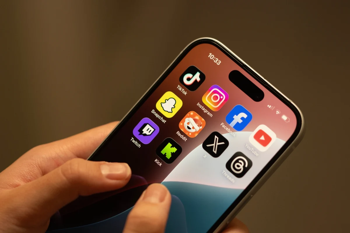 Francuskie Zgromadzenie Narodowe przyjęło kluczowy zapis projektu ustawy, który przewiduje zakaz korzystania z mediów społecznościowych przez osoby poniżej 15. roku życia. W poniedziałek późnym wieczorem za poprawką głosowało 116 deputowanych, przeciw było 23. Jeśli przepisy wejdą w życie, Francja stanie się drugim po Australii krajem z takimi regulacjami. Od grudnia ub.r. z mediów społecznościowych nie mogą korzystać tam osoby poniżej 16 lat.