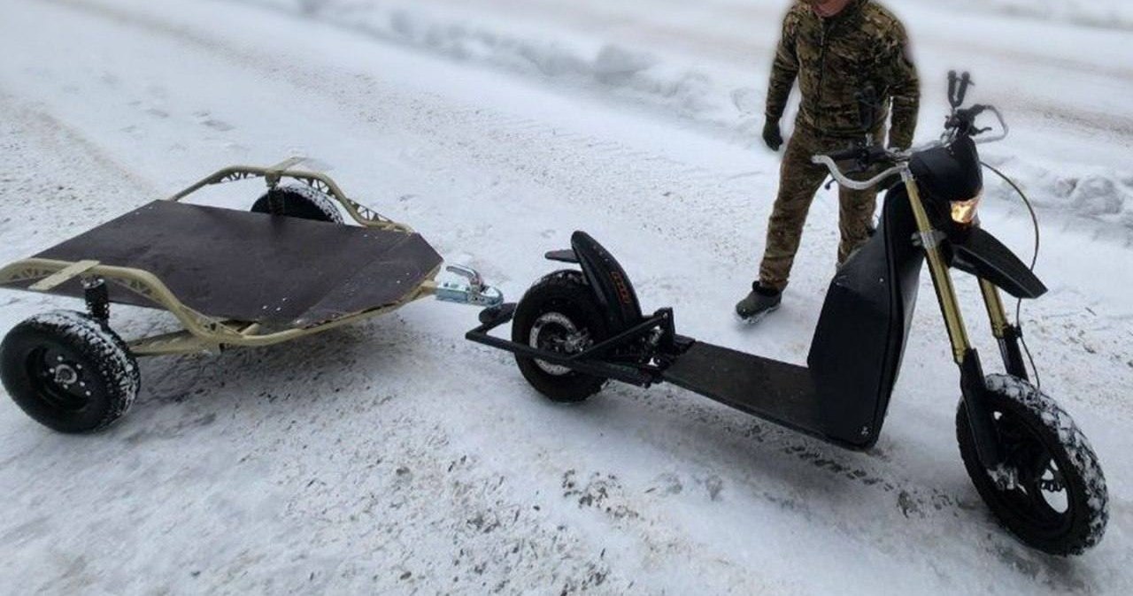 On a scooter and into battle. Russians got electrical Kalashnikovs