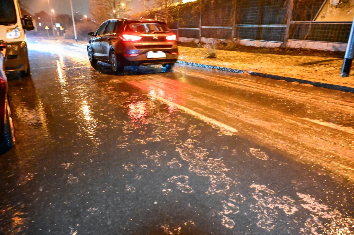 IMGW wydał ostrzeżenia I i II stopnia przed marznącymi opadami dla północno-wschodniej Polski. Rządowe Centrum Bezpieczeństwa rozesłało alerty do mieszkańców regionu. Obowiązują także ostrzeżenia I stopnia przed gęstymi mgłami i oblodzeniem. Zalecana ostrożność na drogach.