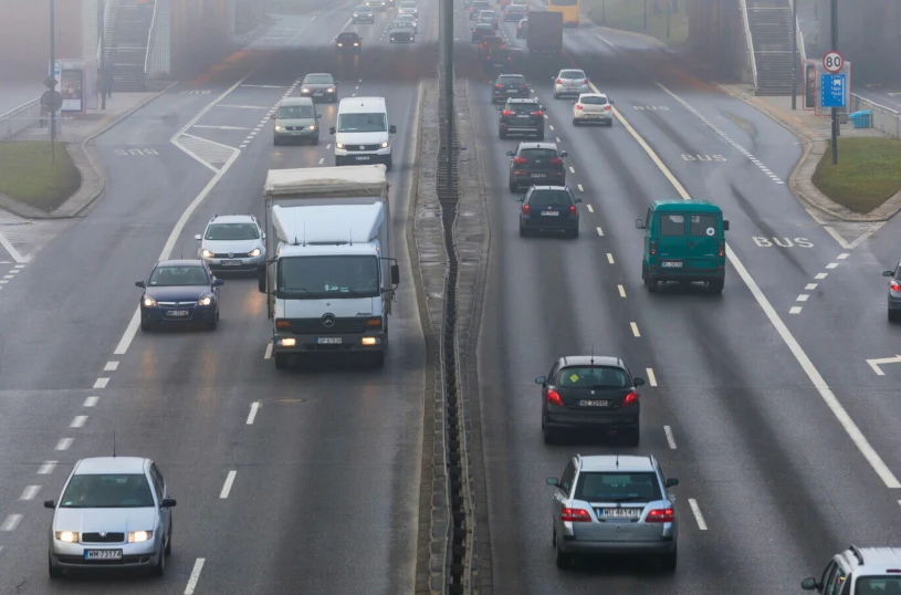 Gołoledź i mgła paraliżują drogi. RCB apeluje: jeżeli możesz, zostań w domu