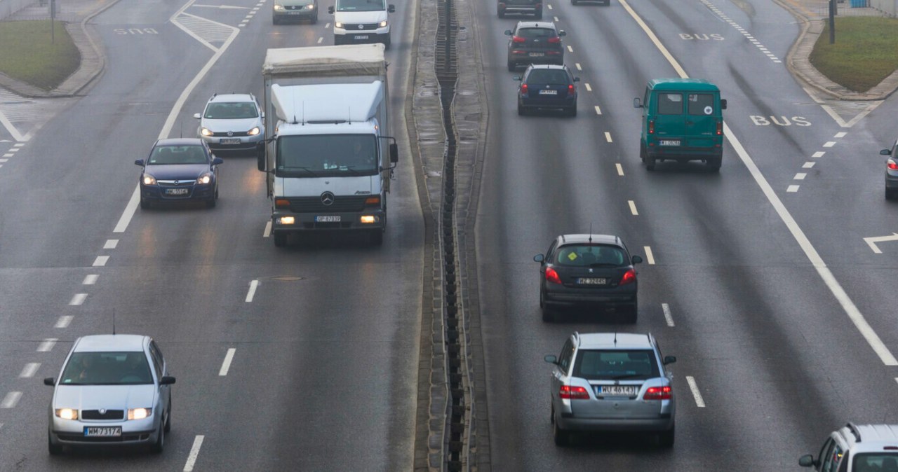 Gołoledź i mgła paraliżują drogi. RCB apeluje: jeżeli możesz, zostań w domu