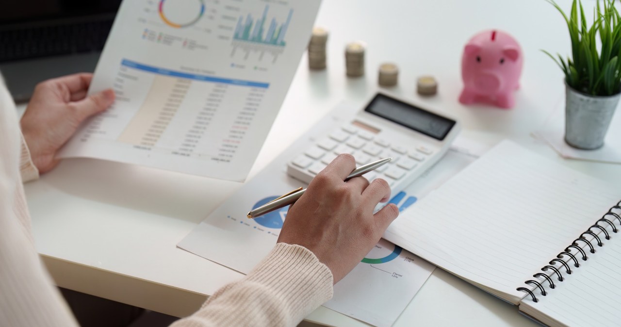 Elastyczne finanse w niepewnych czasach - jak oszczędzać mądrze?