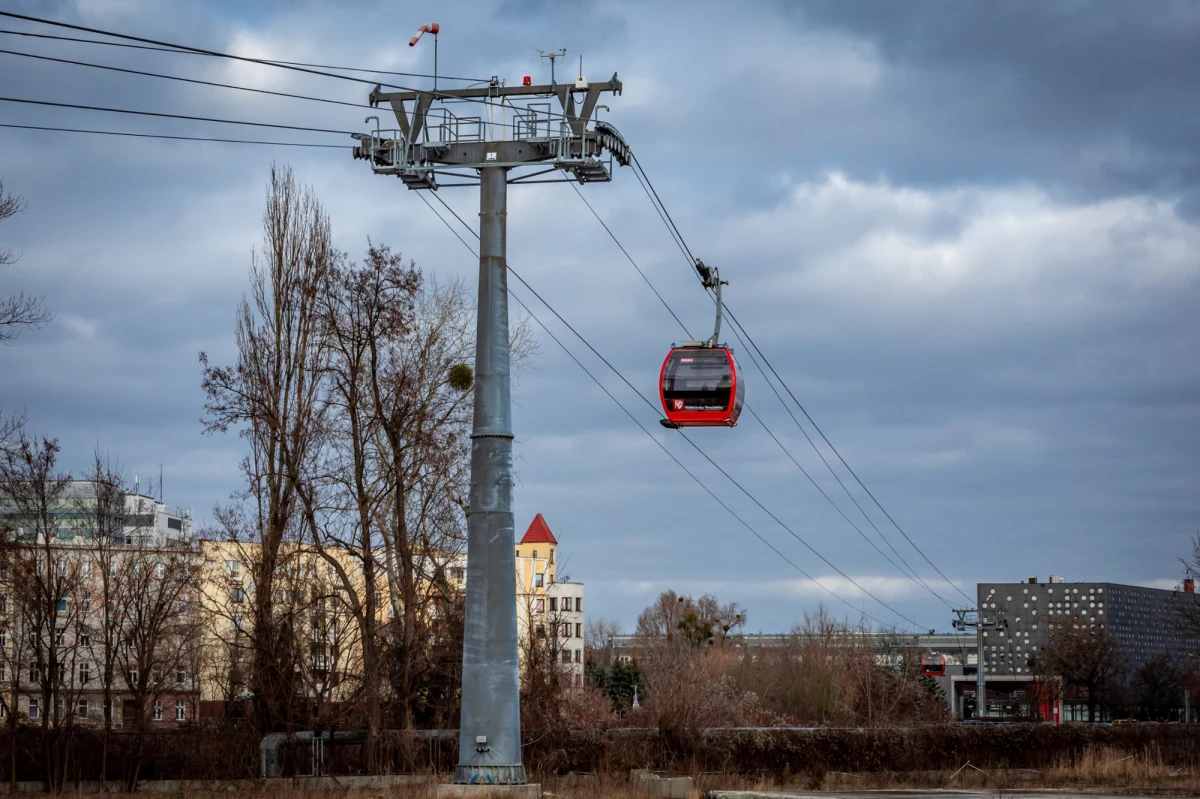 Wrocławska Polinka, jedna z najbardziej charakterystycznych atrakcji miasta, nie działa. Powodem jest awaria wykryta podczas weekendowego przeglądu technicznego. Na razie nie wiadomo, kiedy kolejka znów zacznie przewozić pasażerów.