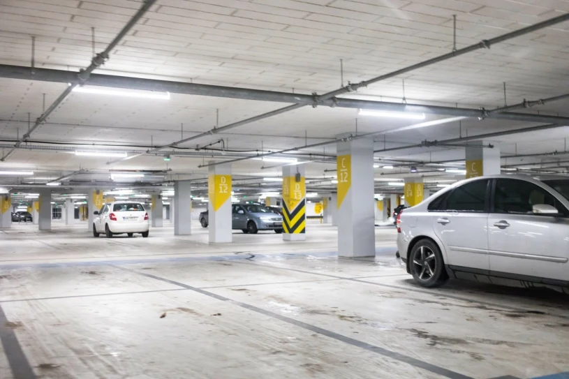 Nie możesz znaleźć auta na parkingu? Przyłóż kluczyk do głowy, działa