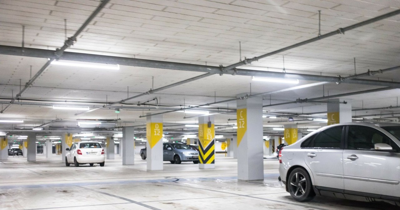 Nie możesz znaleźć auta na parkingu? Przyłóż kluczyk do głowy, działa