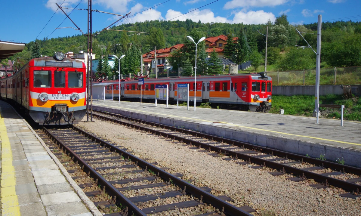 Samorządowcy, mieszkańcy i przedsiębiorcy walczą o przywrócenie ruchu pasażerskiego linii 103 na odcinku Trzebinia–Spytkowice-Wadowice w Małopolsce. Malownicza trasa została otwarta w 1898 roku, a ruch pasażerski wstrzymano w 2002 r. Projekt Zintegrowana Sieć Kolejowa daje szansę na rewitalizację, choć wątpliwości budzą koszty inwestycji.