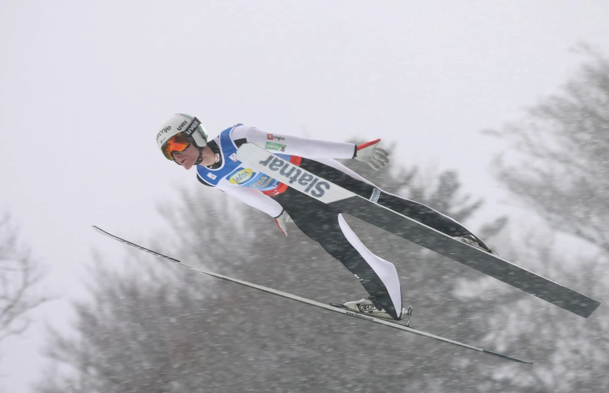 Słoweński Związek Narciarski złożył oficjalną skargę do FIS po niedopuszczeniu Domena Prevca do pierwszej serii drużynowego konkursu MŚ w lotach w Oberstdorfie. Słoweńska drużyna oddała tylko siedem z ośmiu skoków i straciła szansę na medal.