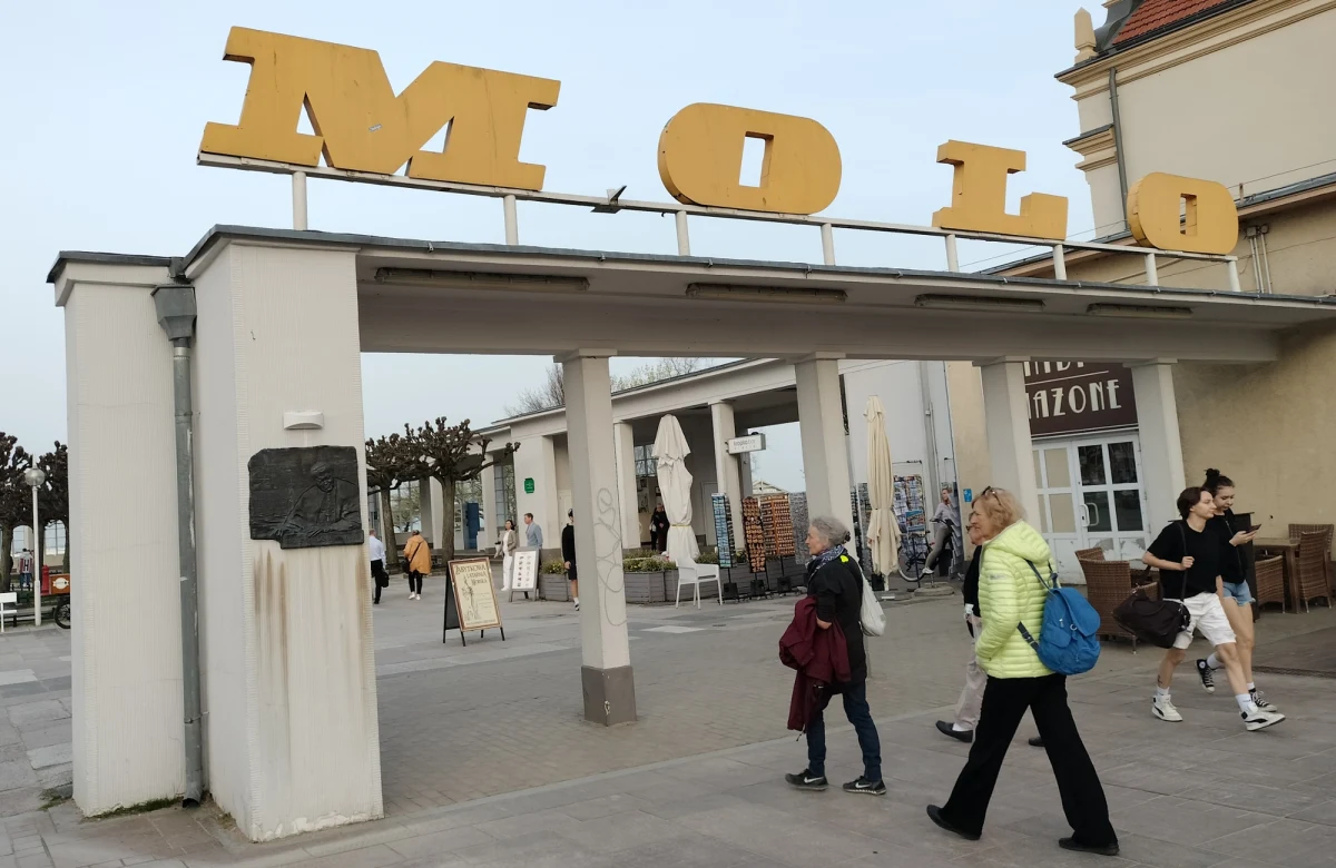 Władze Sopotu zapowiadają istotną zmianę tuż przed słynnym molo. Chodzi o napis nad bramą wejściową. Obecny ma zniknąć, a na jego miejscu pojawi się neon. 