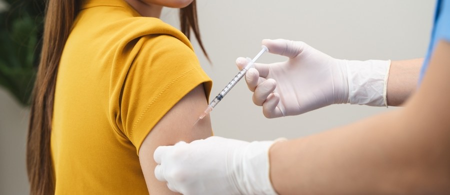 Zimą częściej chorujemy. Wszystko dlatego, że wirusy mają ułatwione zadanie. Sprzyja im nie tylko niska temperatura, ale też to, że więcej czasu spędzamy w zamkniętych pomieszczeniach. Wzmocnić swoją odporność możemy m.in. dzięki szczepieniom. Główny Inspektor Sanitarny informuje, że teraz przeciw grypie, Covid-19 i RSV można zaszczepić się nie tylko w przychodni, ale także w wielu aptekach. 