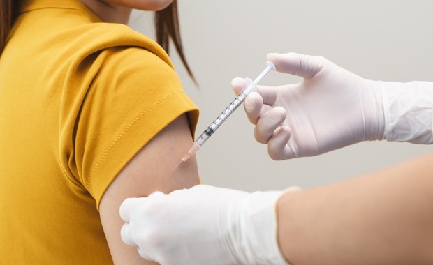 Zimą częściej chorujemy. Wszystko dlatego, że wirusy mają ułatwione zadanie. Sprzyja im nie tylko niska temperatura, ale też to, że więcej czasu spędzamy w zamkniętych pomieszczeniach. Wzmocnić swoją odporność możemy m.in. dzięki szczepieniom. Główny Inspektor Sanitarny informuje, że teraz przeciw grypie, Covid-19 i RSV można zaszczepić się nie tylko w przychodni, ale także w wielu aptekach. 