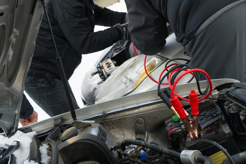 W jakiej kolejności podłączać kable do akumulatora? Prostota może zgubić