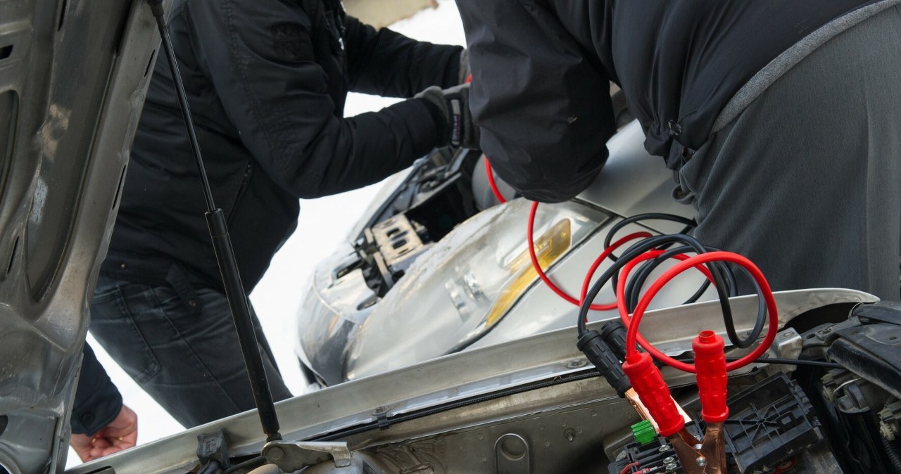 W jakiej kolejności podłączać kable do akumulatora? Prostota może zgubić