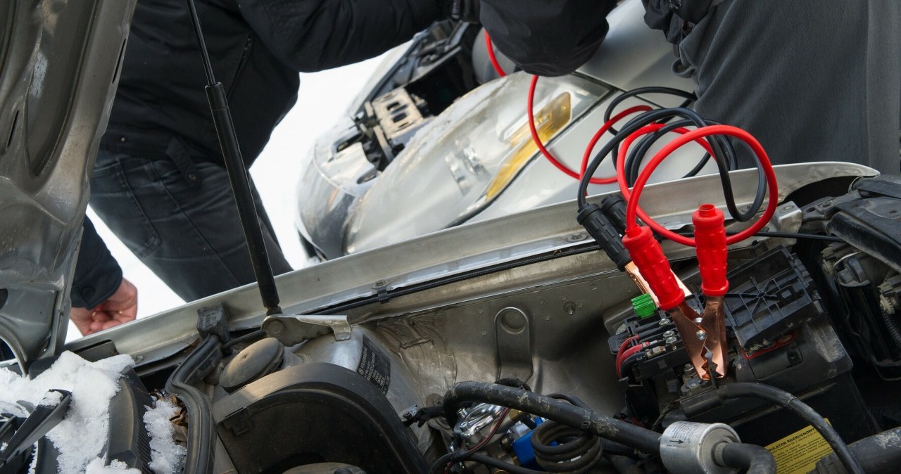 Jak odpalić samochód na kable? Bez sprawdzenia tego choćby nie próbuj