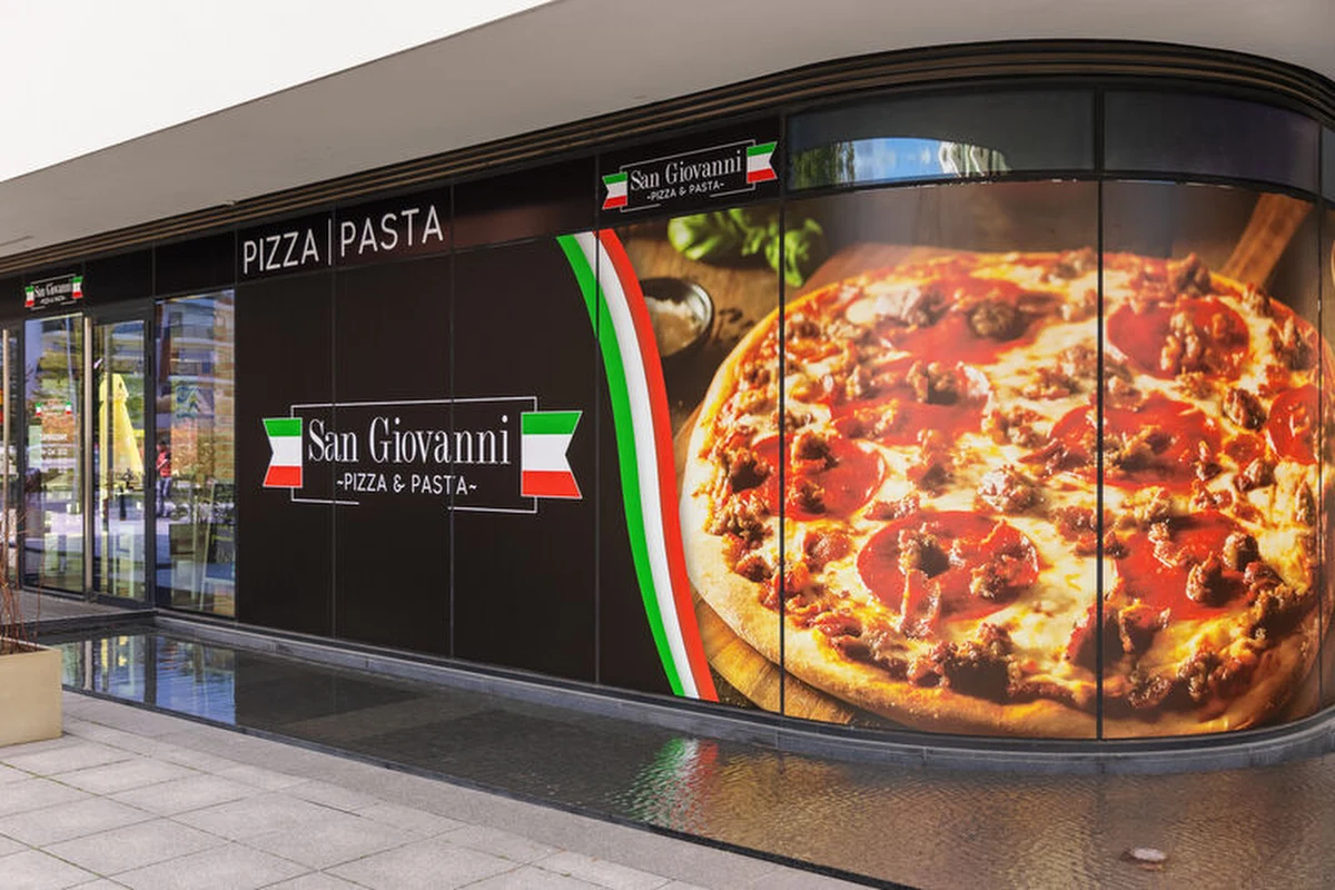 Pizzeria San Giovanni od ponad dwudziestu lat z powodzeniem przenosi klimat słonecznej Italii do Warszawy i innych polskich miast. To miejsce, które konsekwentnie buduje swoją tożsamość, łącząc szacunek do włoskiej tradycji z nowoczesnym podejściem do gastronomii. Od samego początku fundamentem działalności były autentyczne receptury, wysokiej jakości składniki i atmosfera, która sprawia, że każdy gość może poczuć się jak w niewielkiej trattorii gdzieś w Neapolu.