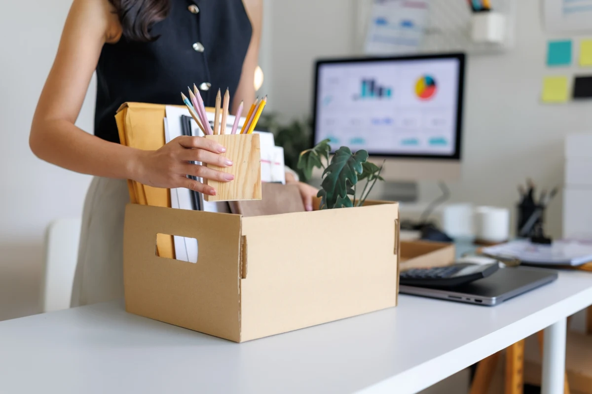 Rok 2025 zapisze się w historii polskiego rynku pracy jako czas bezprecedensowej fali zwolnień grupowych. Według najnowszych danych, które przytacza „Rzeczpospolita”, do urzędów pracy wpłynęły zgłoszenia dotyczące ponad 97,6 tysiąca osób. To najwyższy poziom od czasów globalnego kryzysu finansowego z lat 2008-2009 i aż trzykrotnie więcej niż w roku poprzednim.