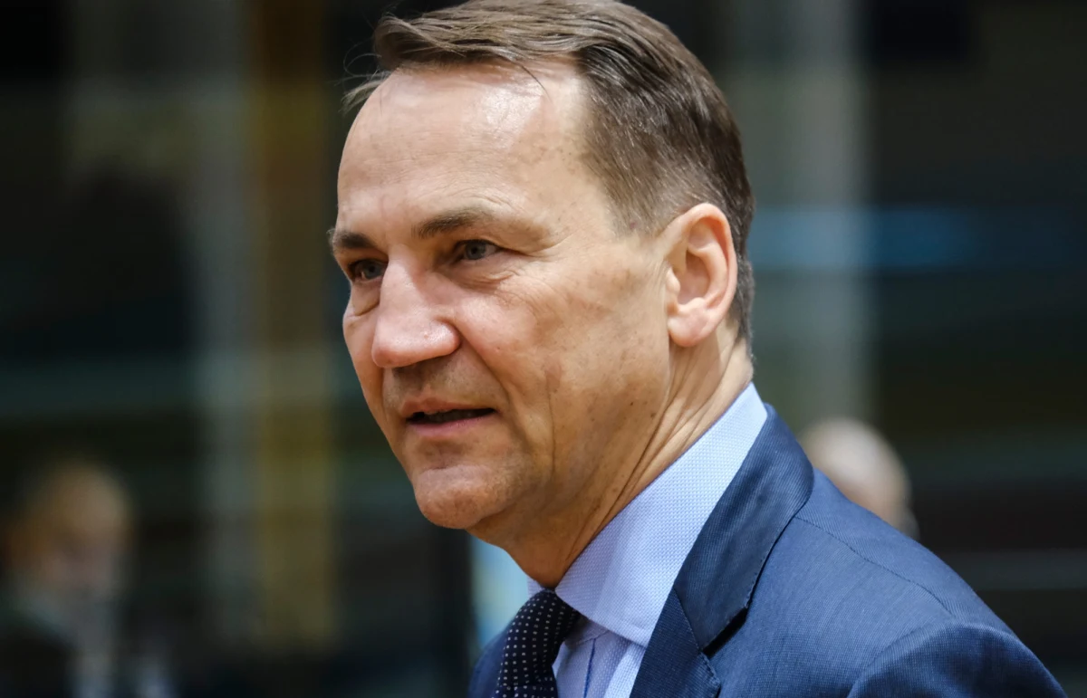 Wicepremier i szef MSZ Radosław Sikorski zapewnił, że jest szansa na kompromis z Pałacem Prezydenckim w sprawie nominacji ambasadorów. Stwierdził, że „pole do kompromisu z panem prezydentem jest, i myślę, że ten kompromis zawrzemy”. Podkreślił jednak, że porozumienie musi opierać się na podstawach prawnych i nie może prowadzić do dyskryminacji zawodowych dyplomatów.