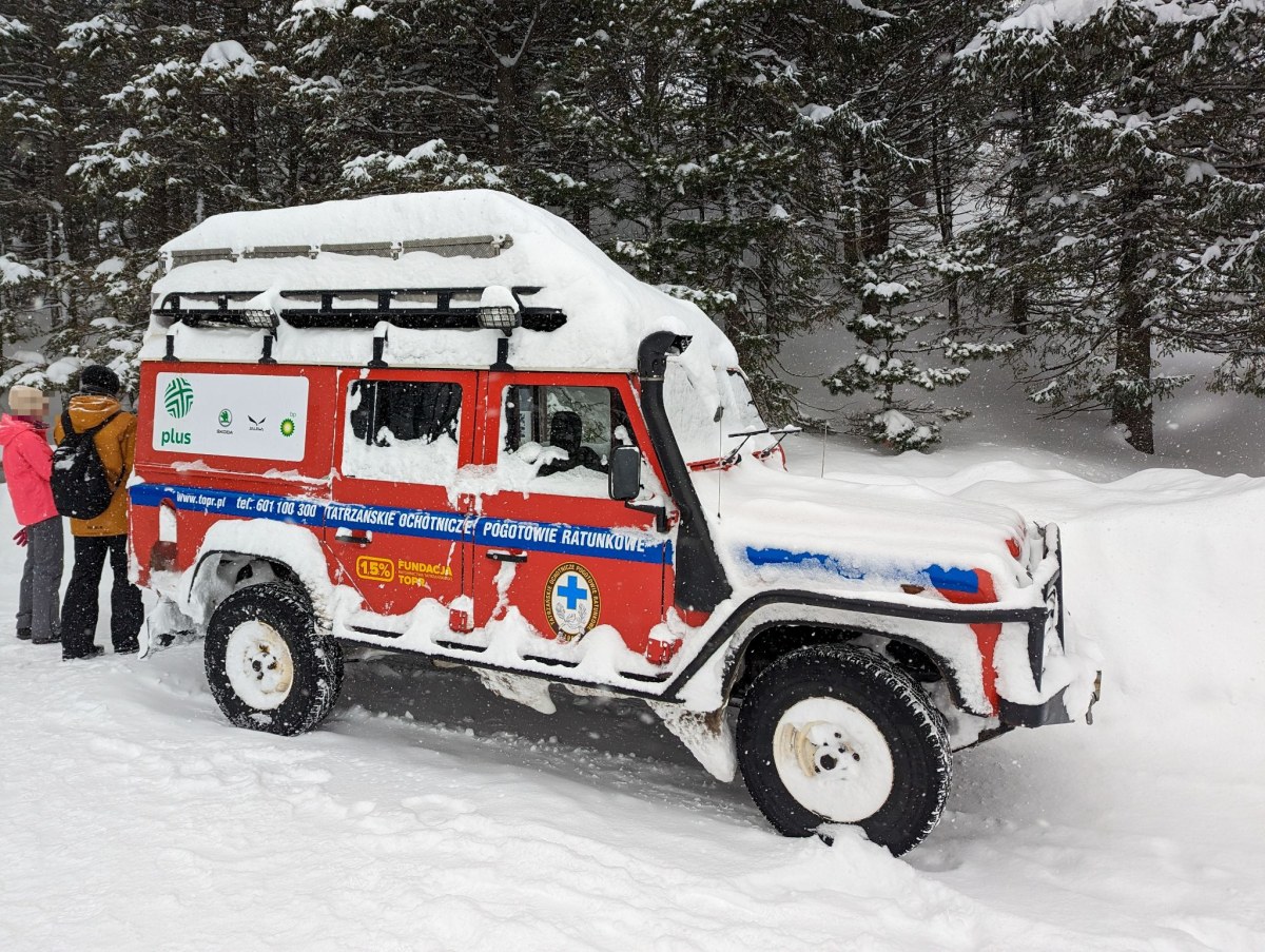 Zjechał pontonem po śniegu, uderzył w drzewa. Interwencja TOPR