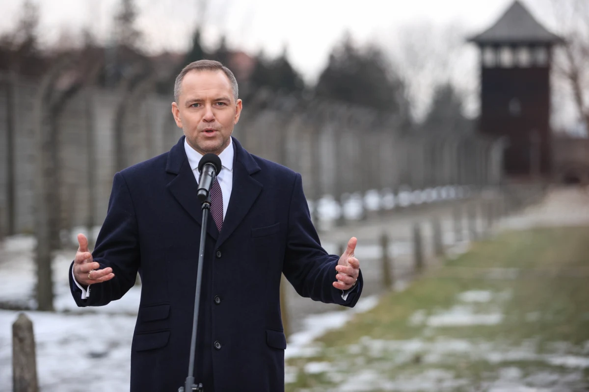 "Auschwitz jest dowodem barbarzyństwa ideologii narodowosocjalistycznej, która znalazła dom w Niemczech, jest też symbolem obojętności wobec śmierci niewinnych w tym państwie przed 1939 r. i obojętności Europy Zachodniej wobec tego, co działo się w Polsce w l. 1939-1941" - mówił prezydent Karol Nawrocki podczas obchodów 81. rocznicy wyzwolenia Auschwitz. "Po 1945 roku pamiętaliśmy o ofiarach, ale zapomnieliśmy o sprawcach" - powiedział Nawrocki.