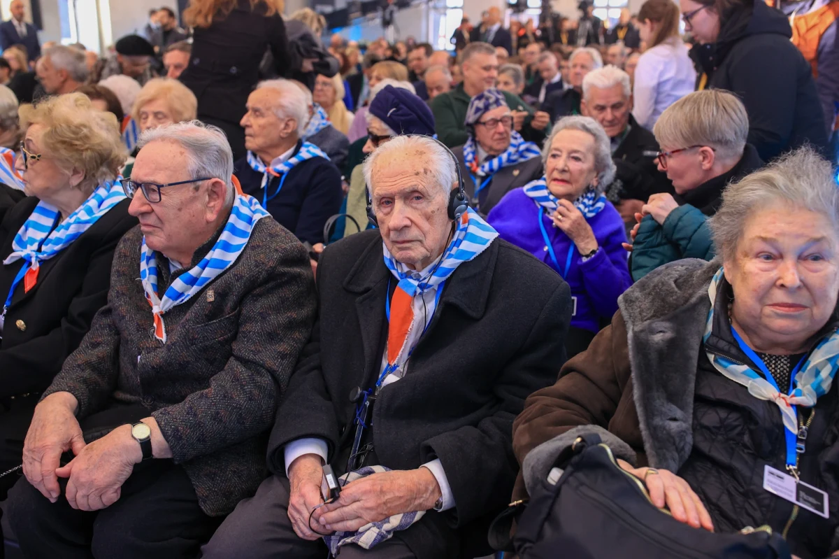 "Niech pamięć nie będzie ciężarem. Niech stanie się światłem, które prowadzi nas w ciemności" - apelował Ocalały z Zagłady Bernard Offen w przemówieniu podczas obchodów 81. rocznicy wyzwolenia niemieckiego obozu Auschwitz. "Pojawia się zagrożenie powrotu ciszy. To moment, gdy głosy świadków nieuchronnie miękną i cichną" - mówił z kolei Yossi Matias, wiceszef Google'a i przedstawiciel darczyńców Fundacji Auschwitz. Dyrektor Muzeum Auschwitz Piotr Cywiński ostrzegał, że "pęka budowany z dużym wysiłkiem ład, a prawo międzynarodowe jest gwałcone".