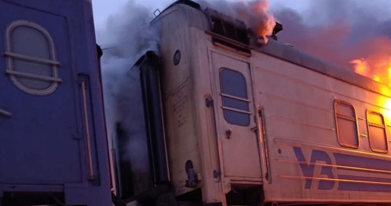 Rosjanie uderzyli w pociąg pasażerski. W wagonach niemal 300 osób