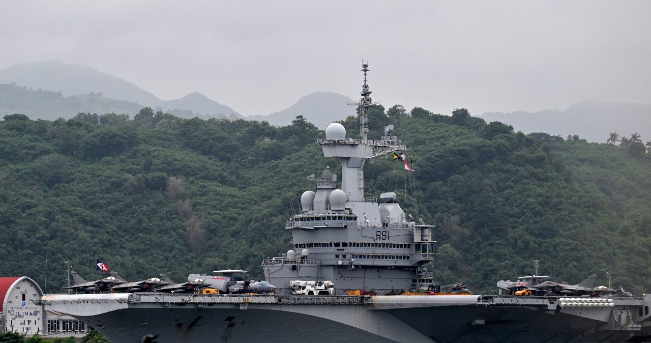 Francuski lotniskowiec wyruszył na najważniejszy akwen. W tle napięcia w NATO