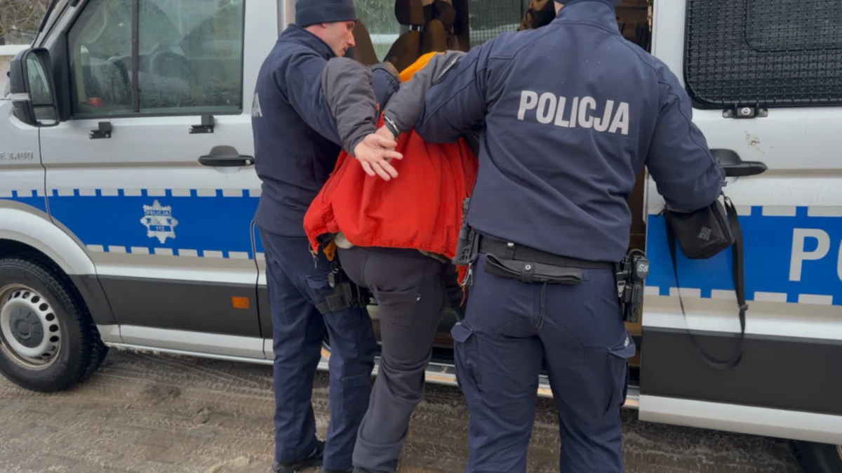 ​Zarzuty udziału w zorganizowanej grupie przestępczej zajmującej się handlem ludźmi usłyszało dwóch obywateli Ukrainy zatrzymanych przez warszawską policję.  Mężczyźni odpowiedzą też za wykorzystywanie osób znajdujących się w trudnej sytuacji życiowej, w tym uchodźców wojennych.