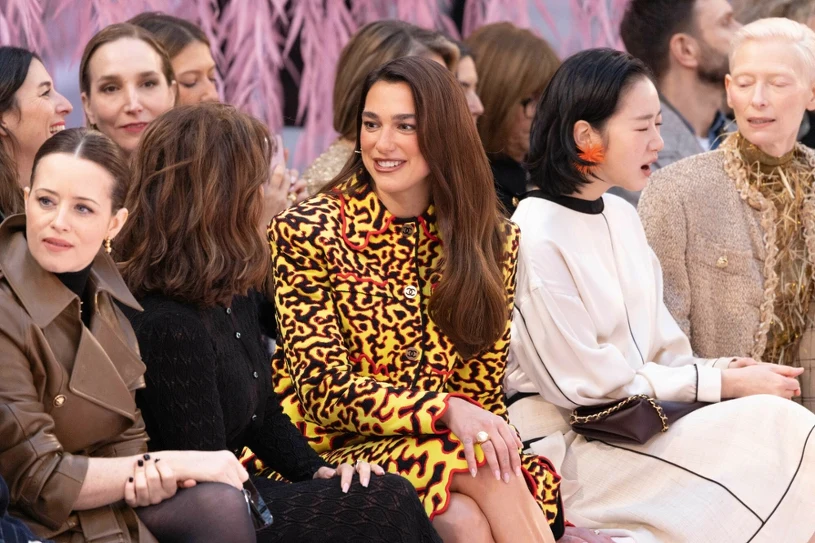 Wyróżniła się w tłumie gwiazd. Dua Lipa podbija Paryski Tydzień Mody