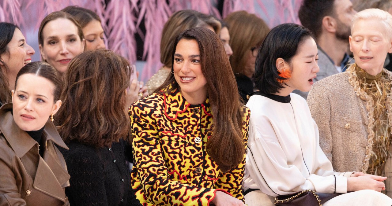 Wyróżniła się w tłumie gwiazd. Dua Lipa podbija Paryski Tydzień Mody