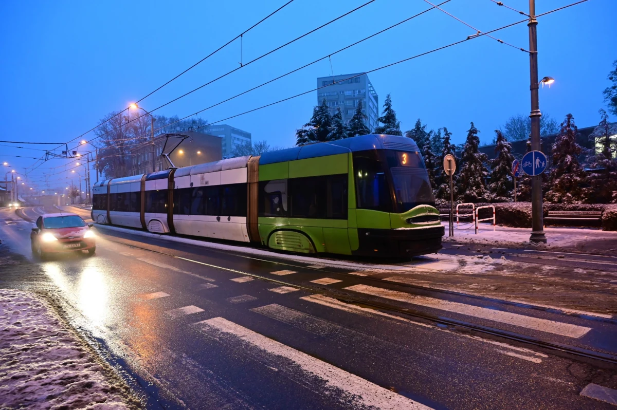 W środę rano mieszkańcy Szczecina znowu muszą liczyć się z poważnymi utrudnieniami w komunikacji miejskiej. Z powodu wtórnego oblodzenia sieci trakcyjnej nie kursuje pięć z jedenastu linii tramwajowych, a ruch na wielu trasach jest całkowicie wstrzymany.