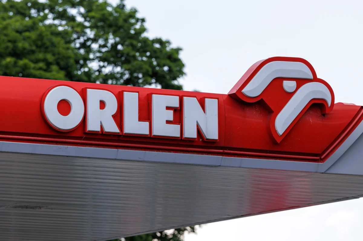 Orlen utrzymuje dotychczasowy sposób wydawania faktur dla klientów biznesowych na stacjach paliw co najmniej do 1 kwietnia. Spółka podkreśla, że okres przejściowy ma ułatwić przygotowania do wdrożenia nowych zasad związanych z Krajowym Systemem e-Faktur (KSeF).