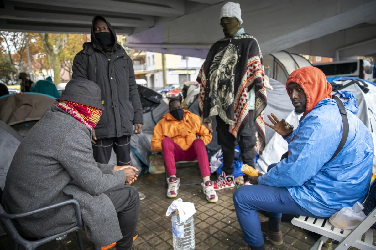 Hiszpański rząd zatwierdził we wtorek przepisy, które umożliwią uregulowanie statusu około pół miliona imigrantów, którzy przebywają w kraju nielegalnie. Nowe regulacje pozwolą im zalegalizować swój pobyt i uzyskać prawo do pracy. To największa tego typu inicjatywa od ponad dwóch dekad.
