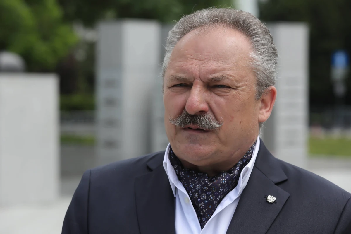 Poseł Marek Jakubiak nie jest już członkiem koła poselskiego Demokracja Bezpośrednia. Kandydat w ubiegłorocznych wyborach prezydenckich pozostaje posłem niezrzeszonym. Polityk nie kryje zdziwienia. "Jestem zaskoczony tą decyzją. Nie wiem, co kolegom przyszło do głowy" - stwierdził w rozmowie z Onetem. 