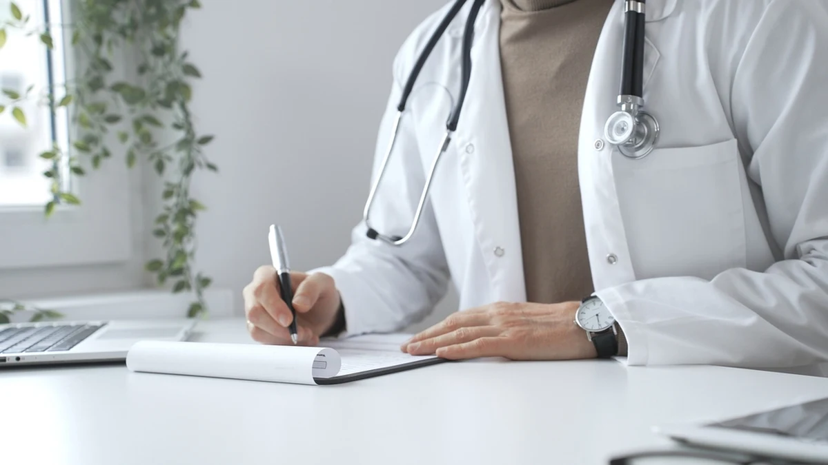 Do 5 lat więzienia grozi mężczyźnie z powiatu ostrzeszowskiego (woj. wielkopolskie), który udawał lekarza i sfałszował dokumentację medyczną 150 pacjentów. Do sądu w Ostrowie Wielkopolskim trafił akt oskarżenia w tej sprawie. 