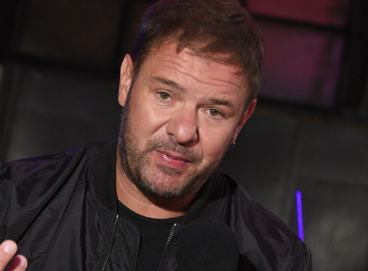 Prokuratura odmówiła wszczęcia dochodzenia w sprawie kontrowersyjnej reklamy piwa z Mikołajem w roli głównej. Spot z Tomaszem Karolakiem wywołał falę skarg, jednak prokuratura nie doszukała się znamion czynu zabronionego.