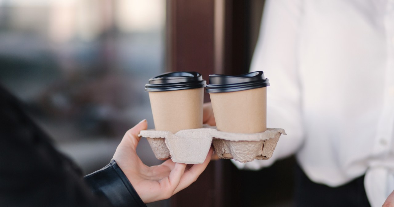 Gdzie wyrzucić kubki po kawie na wynos? Odpowiedź jest jedna