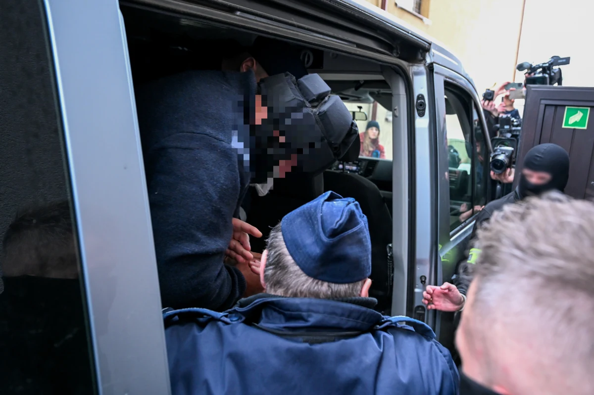 Z zeznań teściów 44-letniego Piotra K. wynika, że "nic nie wskazywało na to, że nastąpi awantura, nie mówiąc już o takiej tragedii". W poniedziałek wieczorem funkcjonariusz Służby Ochrony Państwa zaatakował nożem swoją rodzinę. Do koszmaru doszło w mieszkaniu jego teściów w Ustce. Zginęła 4-letnia córka mężczyzny. 