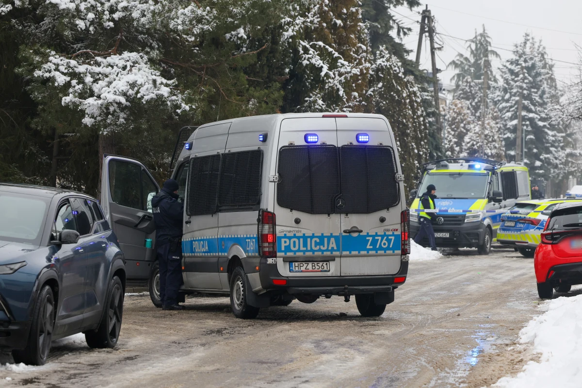 Do tragicznego zdarzenia doszło w stolicy. W jednym z domów na warszawskim Targówku znaleziono ciała dwóch osób. W budynku zabarykadował się mężczyzna, który może mieć związek z tym zdarzeniem. Na miejscu trwa akcja policji. Tuż przed południem funkcjonariusze zatrzymali mężczyznę. 